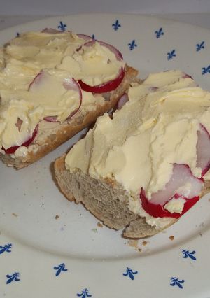 Foto principal de Tostada de rábanos con mantequilla