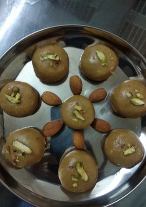 दूध पेढा (doodh pedha recipe in marathi) रेसिपी चे मुख्य फोटो