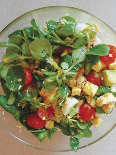 Una foto de Ensalada con manzana y queso vegano estilo gouda