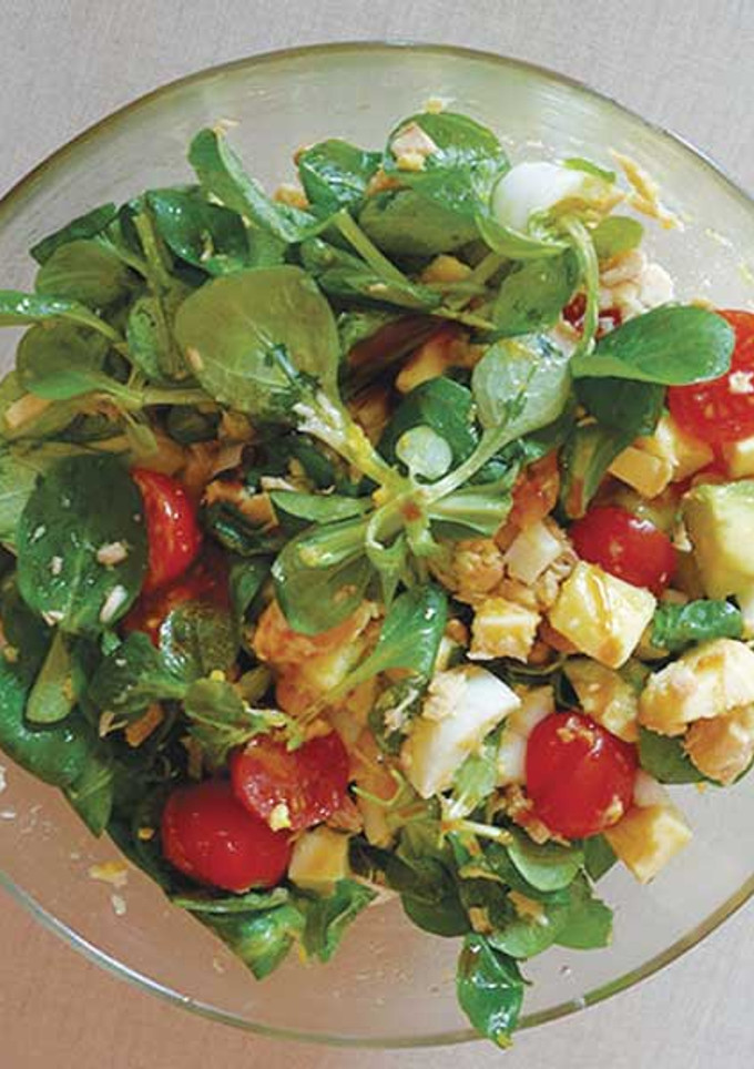 Una foto de Ensalada con manzana y queso vegano estilo gouda