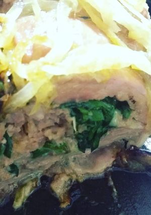 Una foto de Solomillo de cerdo relleno al horno en colchón de cebolla