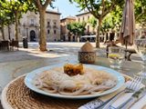 Fideos Vermicelli en Caldo de Pulpo con Alioli de Pimentón y Picadita Crujiente