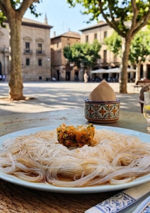 Una foto de Fideos Vermicelli en Caldo de Pulpo con Alioli de Pimentón y Picadita Crujiente