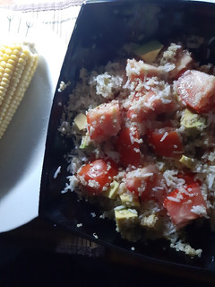 Una foto de Mazorcas con ensalada de arroz y quinoa