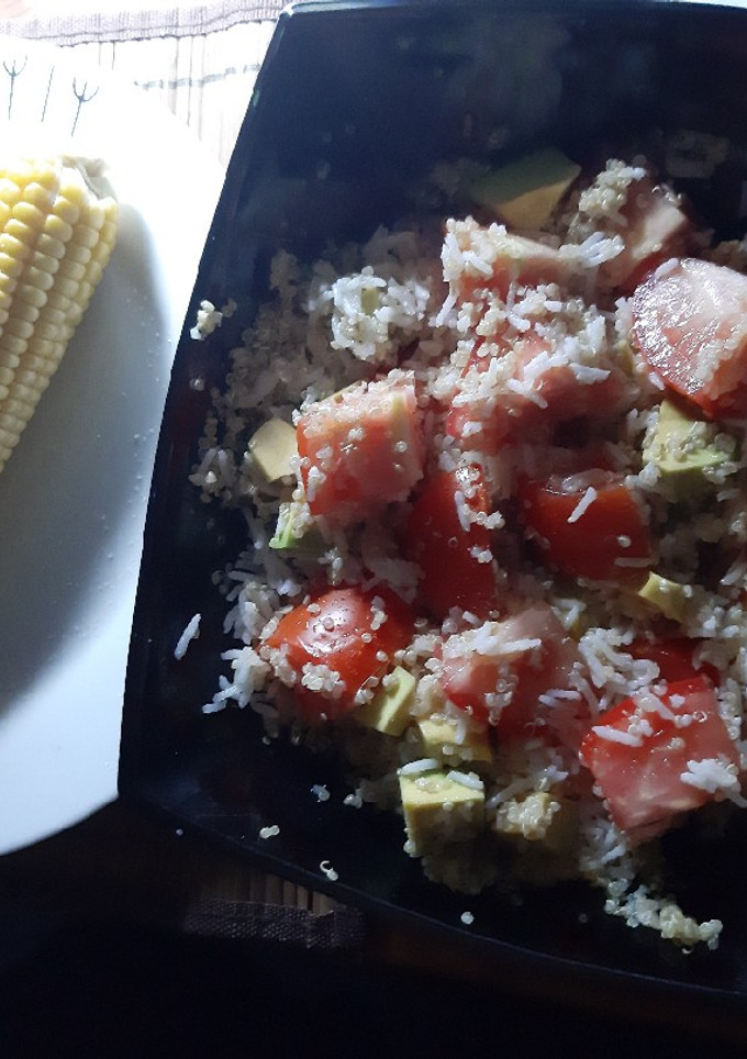 Una foto de Mazorcas con ensalada de arroz y quinoa