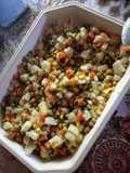 Ensalada rusa multicolor a compañada con milanesa de berenjena