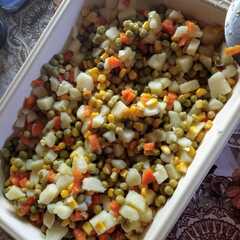 Una foto de Ensalada rusa multicolor a compañada con milanesa de berenjena
