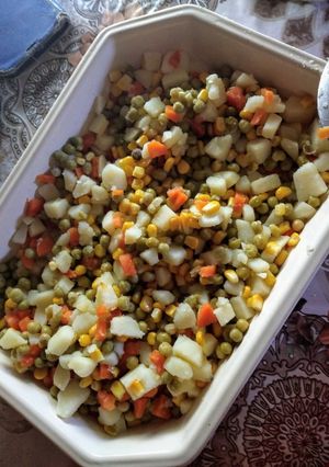 Una foto de Ensalada rusa multicolor a compañada con milanesa de berenjena