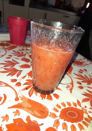 Una foto de Licuado de sandía y frutilla