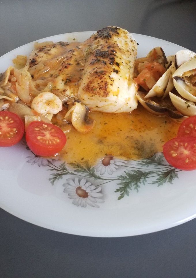 Una foto de Lomos de merluza con salsa marinera