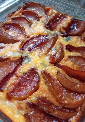 Una foto de Tarta agridulce de cebolla, pera y queso azul