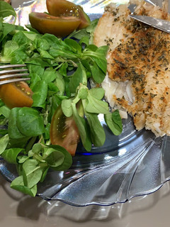 Una foto de Bacaladilla al Lékué con ensalada