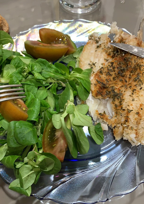 Una foto de Bacaladilla al Lékué con ensalada