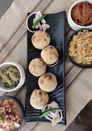 लिट्टी चोखा और चटपटी तीखी चटनियां रेसिपी मुख्य फोटो