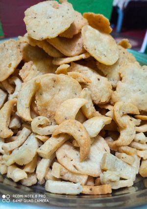 मैदा मठरी(Maida mathri recipe Hindi) रेसिपी मुख्य फोटो