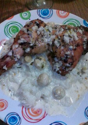 Una foto de Arroz con pollo y champigñones a la crema