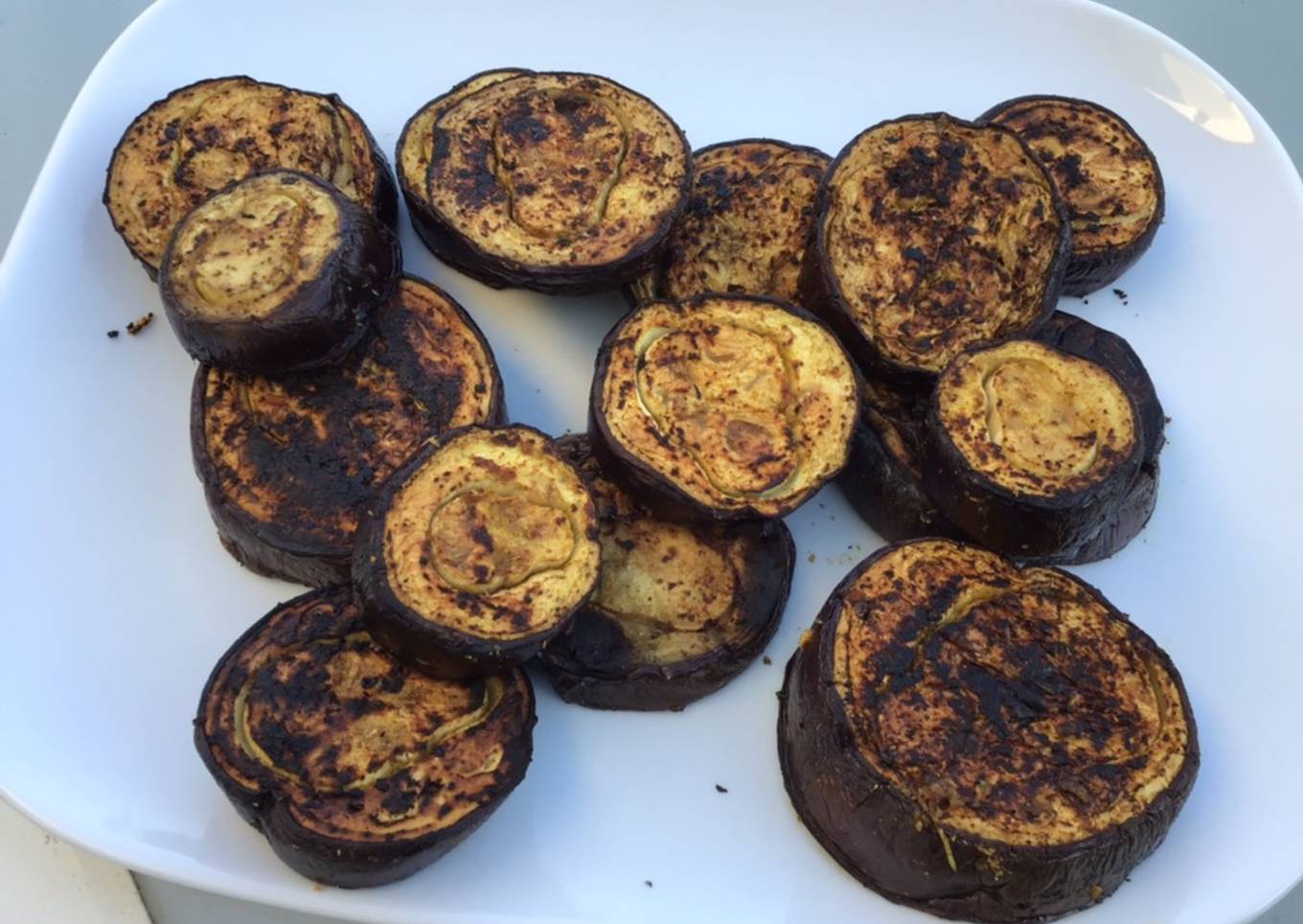 Aubergines violettes marinées grillées « skull »