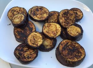 Une photo de Aubergines violettes marinées grillées « skull »