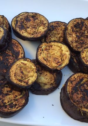 Une photo de Aubergines violettes marinées grillées « skull »