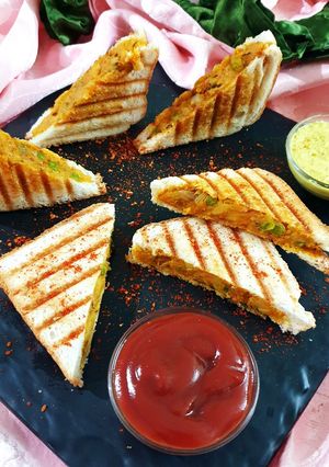 અચાર મસાલા ગ્રીલ સેન્ડવીચ (Achar masala grill sandwich in Gujarati.) રેસીપી મુખ્ય ફોટો
