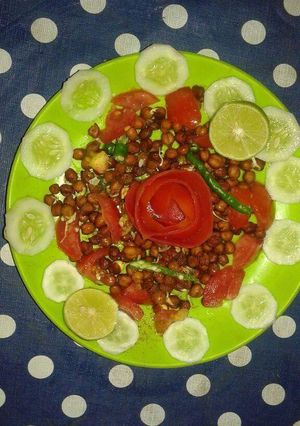 अंकुरित चने का सलाद (Ankurit Chane ka salad recipe in Hindi) रेसिपी मुख्य फोटो
