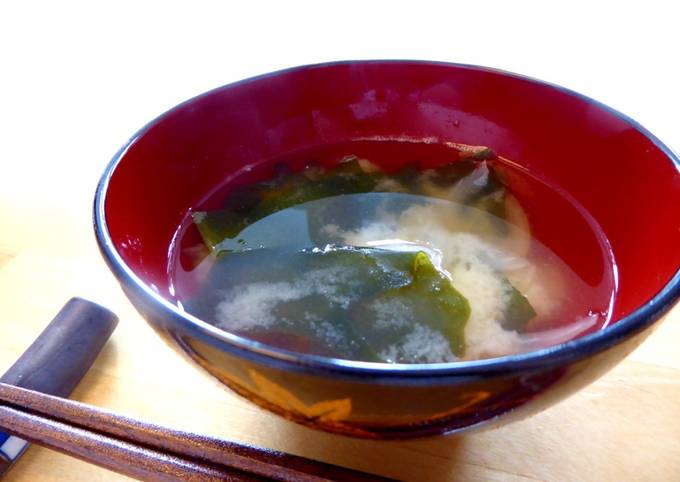 Miso-Suppe mit Wakame und Zwiebel (Miso shiru 味噌汁)