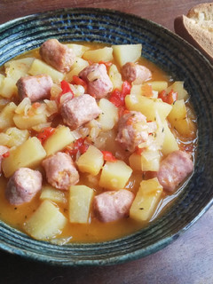 Una foto de Estofado de longanizas con patatas 🍲