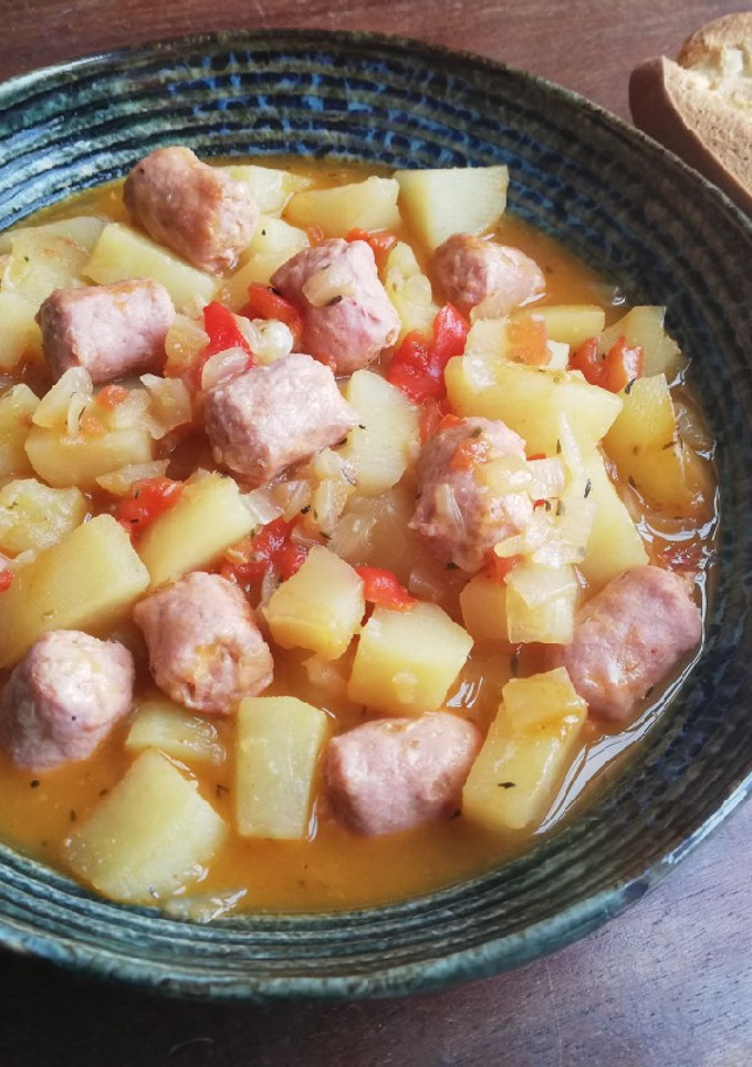 Una foto de Estofado de longanizas con patatas 🍲