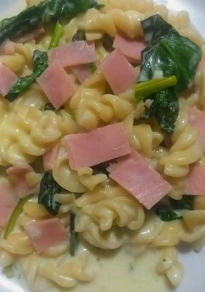 Una foto de One pot pasta con espinaca, queso y jamón