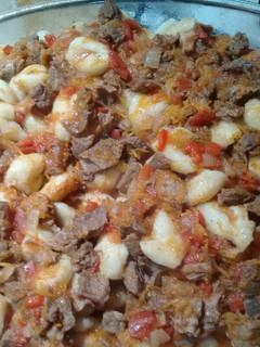 Una foto de Ñoquis de Papa con Salsa Roja y Carne de Osobuco!!🍛