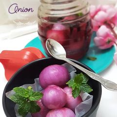 A picture of Sirke wala pyaaz /onions in Vinegar.