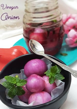 A picture of Sirke wala pyaaz /onions in Vinegar.
