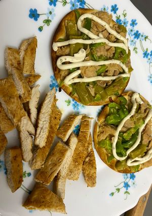 Foto principal de Pechuga de pollo y obleas con atún / pimiento verde / espárragos verdes y salsa cesar