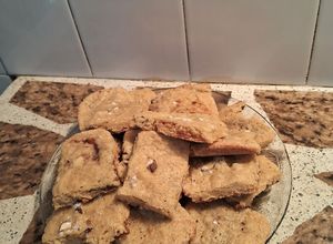 Una foto de Galletitas crocantes de avellanas rellenas con dulce de leche
