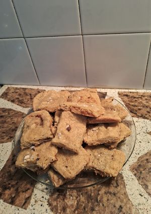Una foto de Galletitas crocantes de avellanas rellenas con dulce de leche