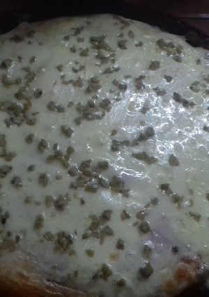 Una foto de Pizza con jamón, muzzarella y aceitunas