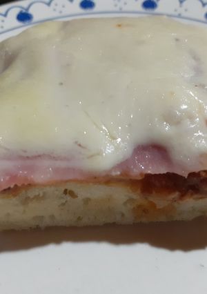 Una foto de Pizza de Atún y jamón con masa Caserita!!