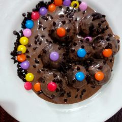 A picture of Oreo biscuit balls dipped in chocolate sauce.