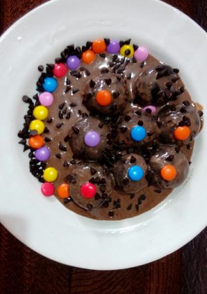 A picture of Oreo biscuit balls dipped in chocolate sauce.