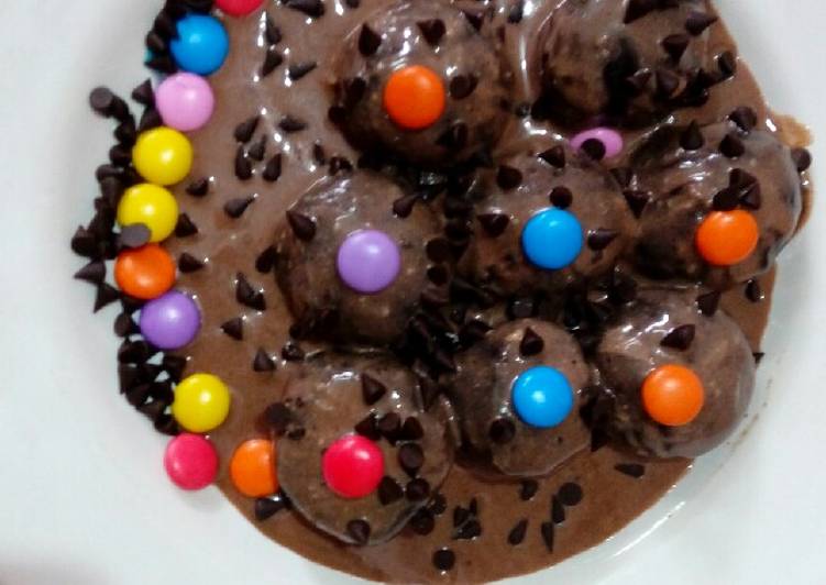 Recipe of Quick Oreo biscuit balls dipped in chocolate sauce