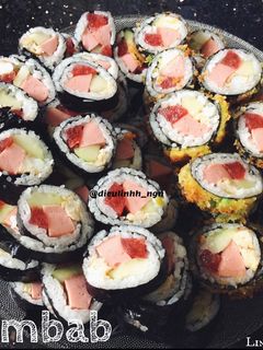 Hình của món Gimbap cuộn và gimbap chiên.