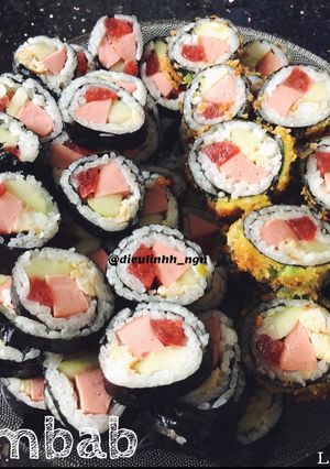 Hình của món Gimbap cuộn và gimbap chiên.
