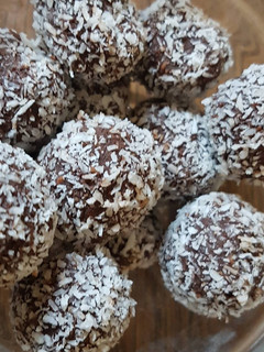 Una foto de Trufas de chocolate y coco