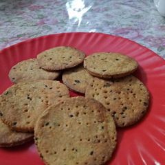 A picture of Baked oats mathri.
