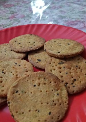 A picture of Baked oats mathri.