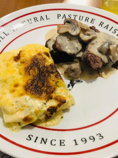 Una foto de Carne con salsa de champiñones y Papas Grillé