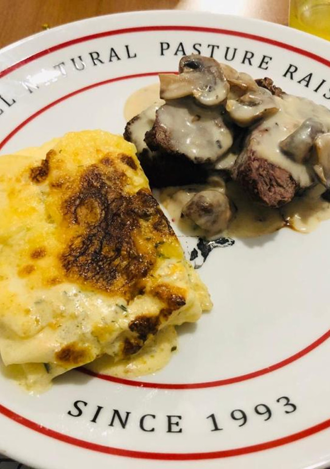 Una foto de Carne con salsa de champiñones y Papas Grillé