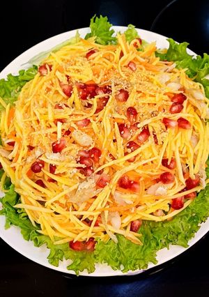 Hình của món Salad xoài, lựu và cá khô.