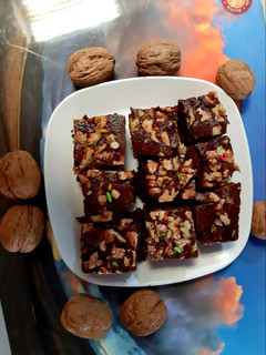 एग्ग्लेस चॉकलेट वॉलनट ब्राउनी (Eggless chocolate walnut brownie recipe in hindi) रेसिपी मुख्य फोटो