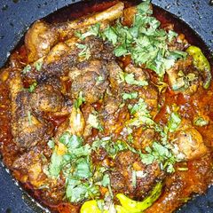 A picture of Chicken karahi restaurants style.